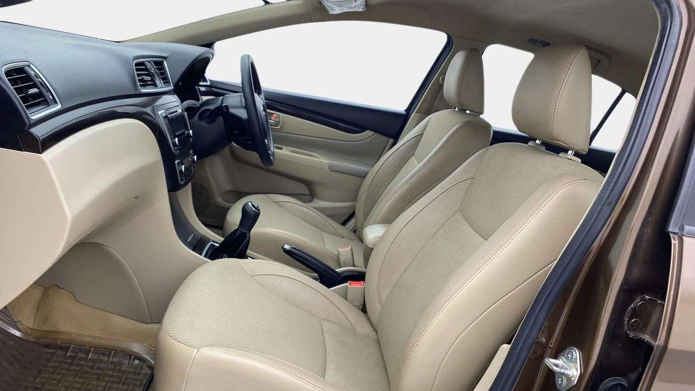 2016 Maruti Ciaz ZXI, Petrol, Manual, 51,951 km, Right Side Front Door Cabin