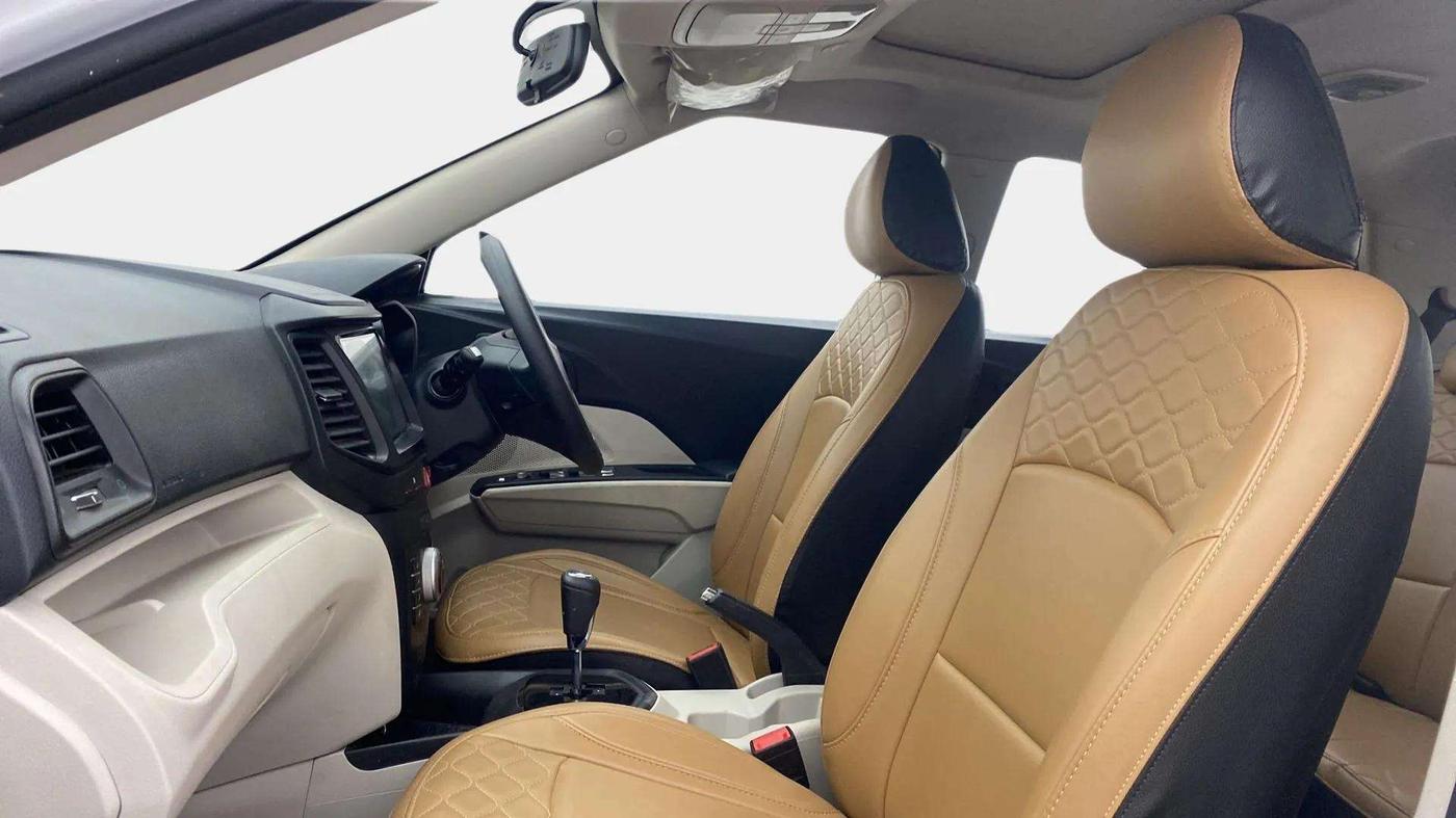2024 Mahindra XUV300 W6 1.5 DIESEL AMT, Diesel, Automatic, 15,621 km, Right Side Front Door Cabin