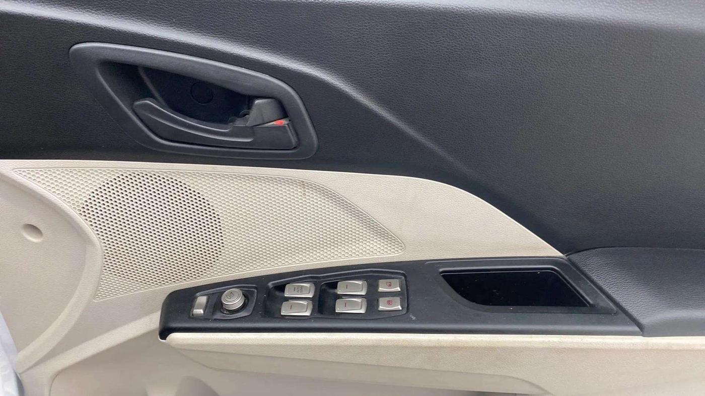2024 Mahindra XUV300 W6 1.5 DIESEL AMT, Diesel, Automatic, 15,621 km, Driver Side Door Panels Control