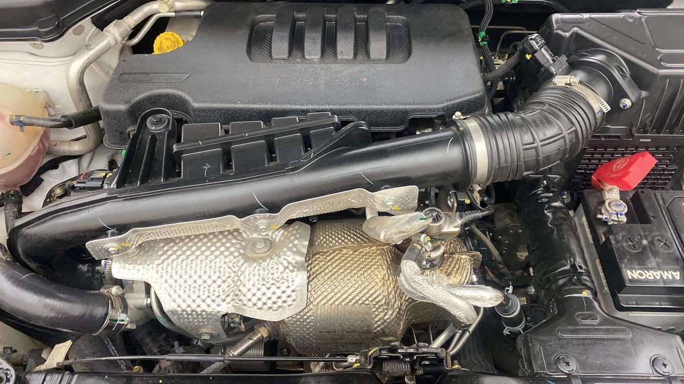 2024 Mahindra XUV300 W6 1.5 DIESEL AMT, Diesel, Automatic, 15,621 km, Engine View