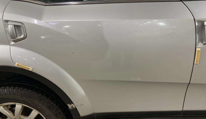 2018 Mahindra XUV500 W10 AT, Diesel, Automatic, 73,021 km, Right rear door - Paint minor damage