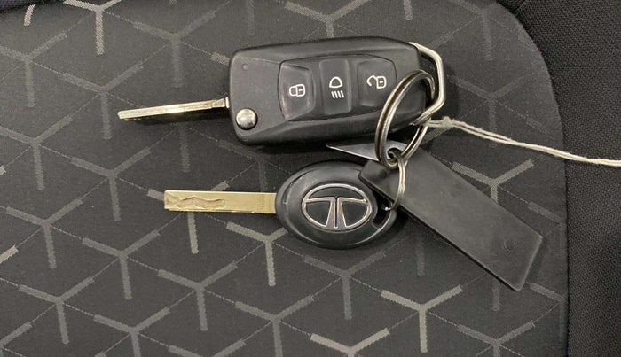 2023 Tata NEXON XM SUNROOF PETROL, Petrol, Manual, 15,772 km, Key Close Up