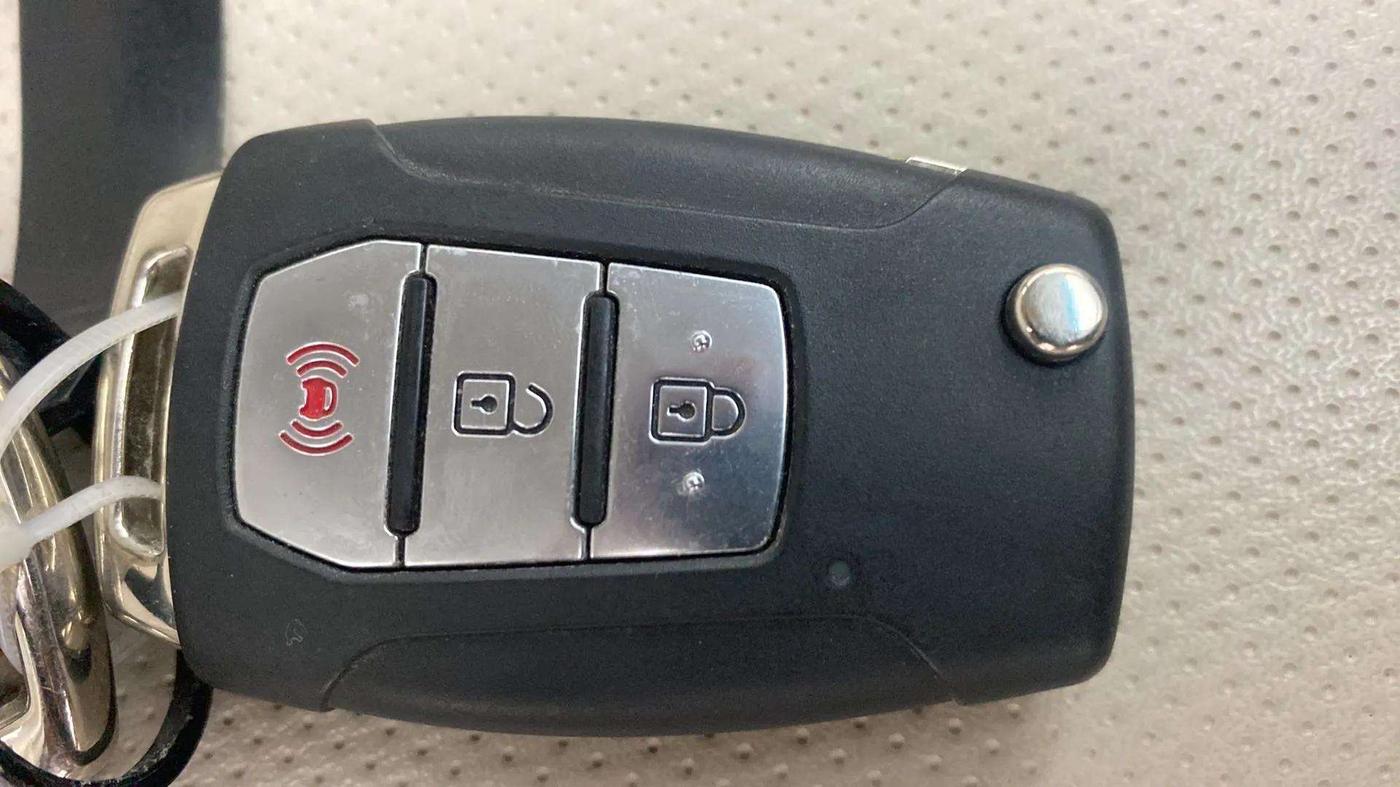2021 Mahindra XUV300 W8 (O) 1.2 PETROL, Petrol, Manual, 40,158 km, Key Close Up