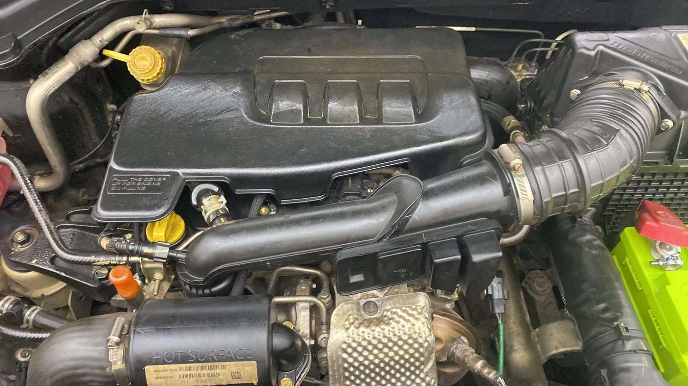 2021 Mahindra XUV300 W8 (O) 1.2 PETROL, Petrol, Manual, 40,158 km, Engine View