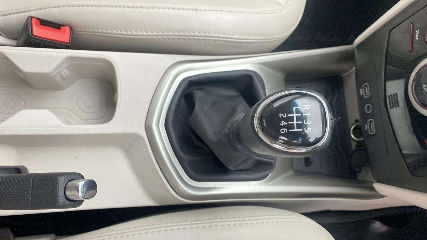 2021 Mahindra XUV300 W8 (O) 1.2 PETROL, Petrol, Manual, 40,158 km, Gear Lever