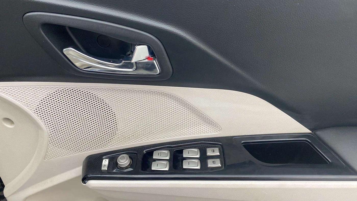 2021 Mahindra XUV300 W8 (O) 1.2 PETROL, Petrol, Manual, 40,158 km, Driver Side Door Panels Control