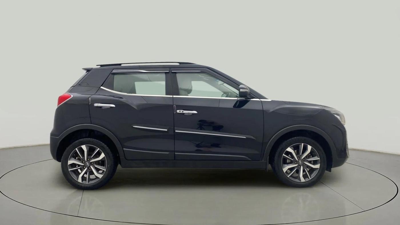 2021 Mahindra XUV300 W8 (O) 1.2 PETROL, Petrol, Manual, 40,158 km, Right Side View