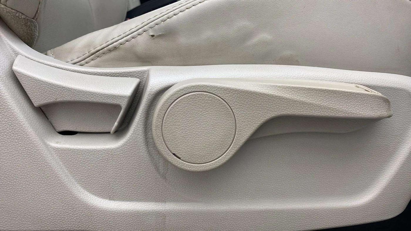2021 Mahindra XUV300 W8 (O) 1.2 PETROL, Petrol, Manual, 40,158 km, Driver Side Adjustment Panel