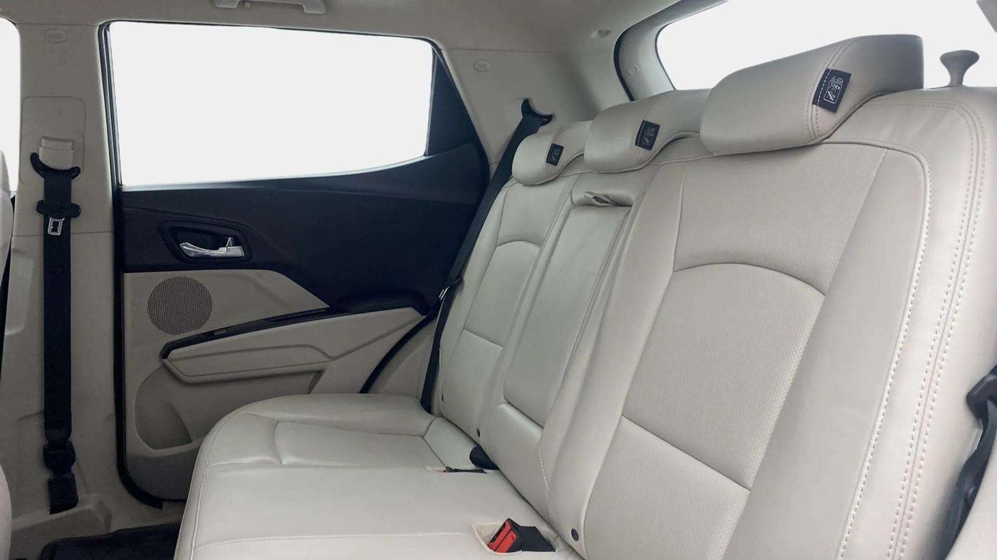 2021 Mahindra XUV300 W8 (O) 1.2 PETROL, Petrol, Manual, 40,158 km, Right Side Rear Door Cabin