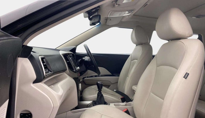 2021 Mahindra XUV300 W8 (O) 1.2 PETROL, Petrol, Manual, 39,824 km, Right Side Front Door Cabin