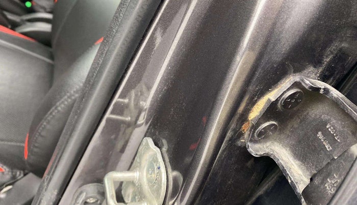 2017 Maruti Swift ZXI, Petrol, Manual, 58,233 km, Left B pillar - Slight discoloration