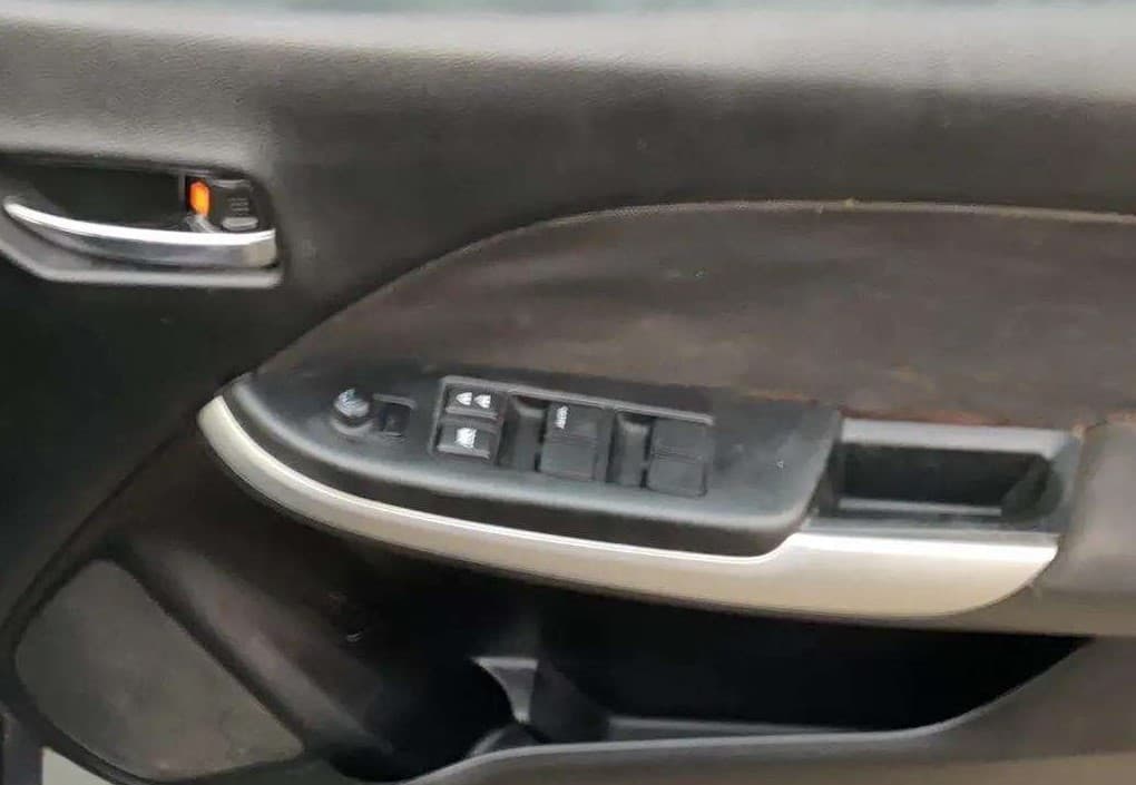 2017 Maruti Swift VXI, Petrol, Manual, 84,240 km, Driver Side Door Panels Control