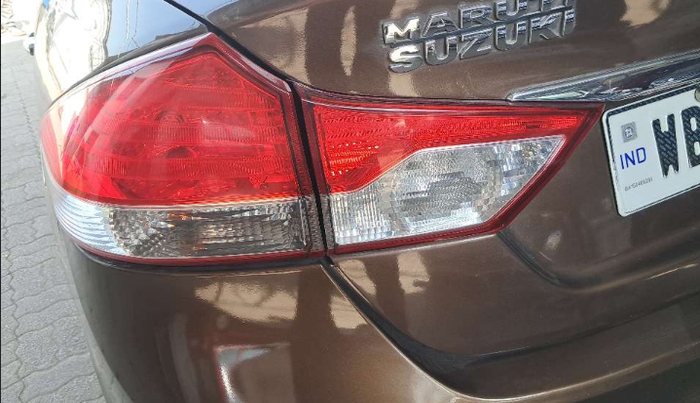 2015 Maruti Ciaz ZXI+, Petrol, Manual, 87,945 km, Left tail light - Minor scratches