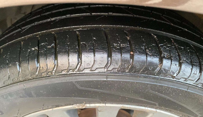 2015 Maruti Ciaz ZXI+, Petrol, Manual, 87,945 km, Left front tyre - Minor crack