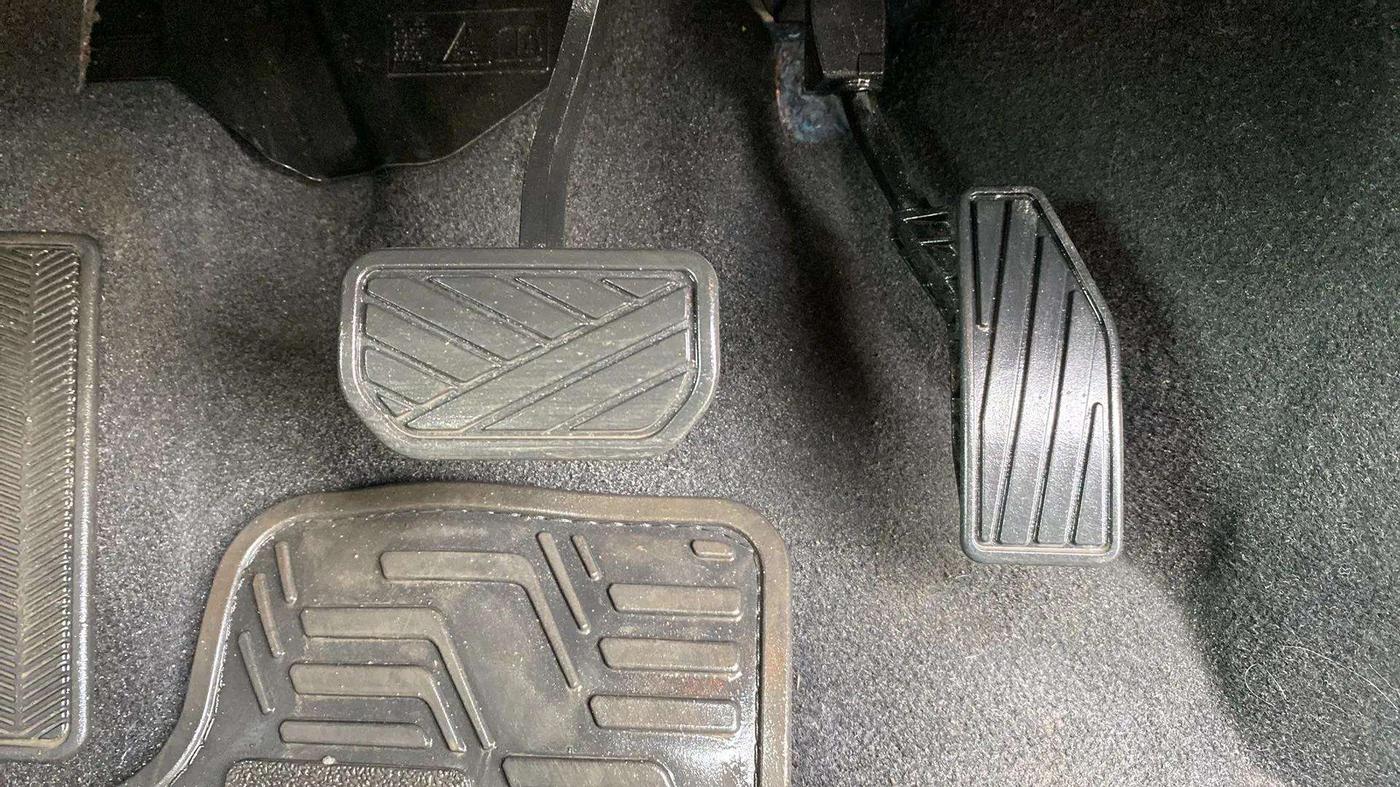 2023 Maruti FRONX ALPHA 1.0L TURBO 6 AT, Petrol, Automatic, 2,848 km, Pedals