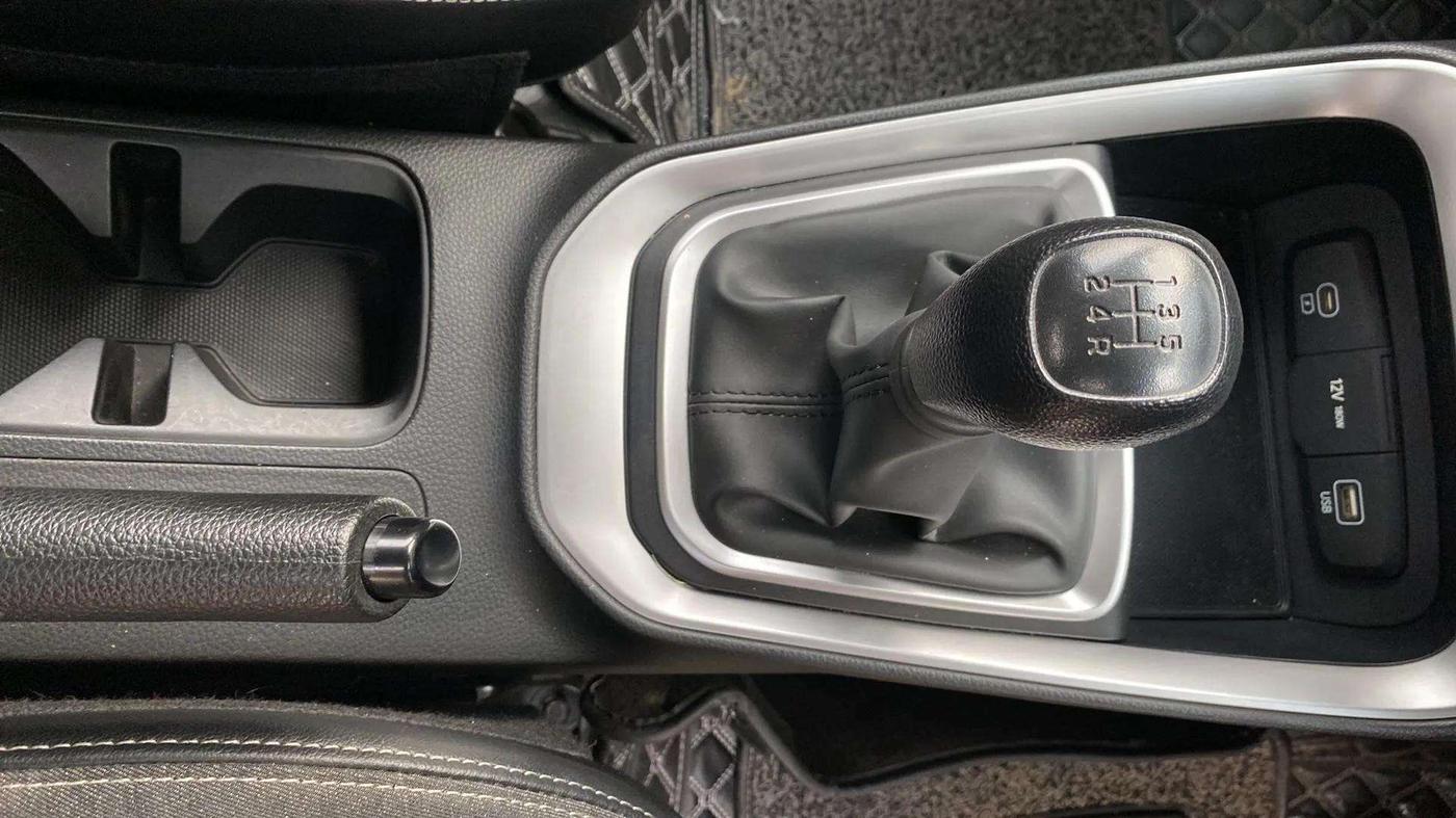 2024 KIA SONET HTK PLUS 1.2 PETROL MT, Petrol, Manual, 3,432 km, Gear Lever