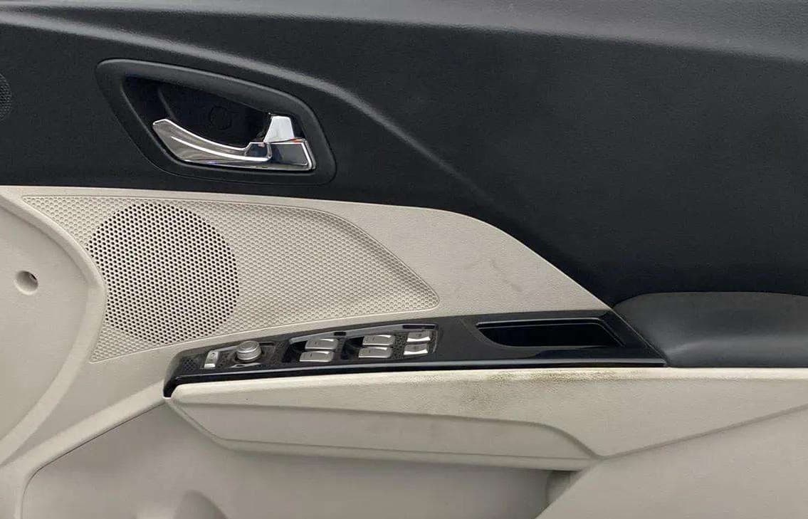 2021 Mahindra XUV300 W8 (O) 1.5 DIESEL AMT, Diesel, Automatic, 71,178 km, Driver Side Door Panels Control