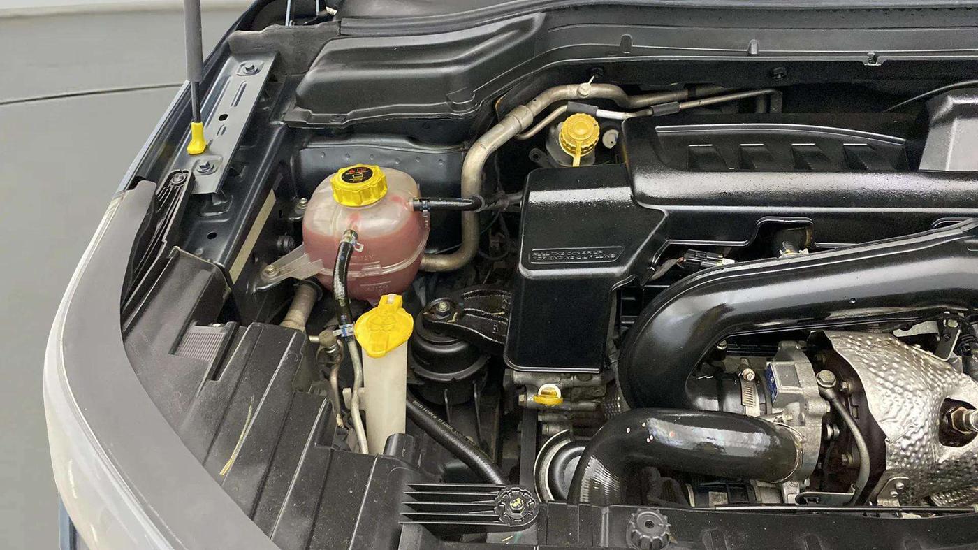 2021 Mahindra XUV300 W8 (O) 1.5 DIESEL AMT, Diesel, Automatic, 71,178 km, Engine View - Right
