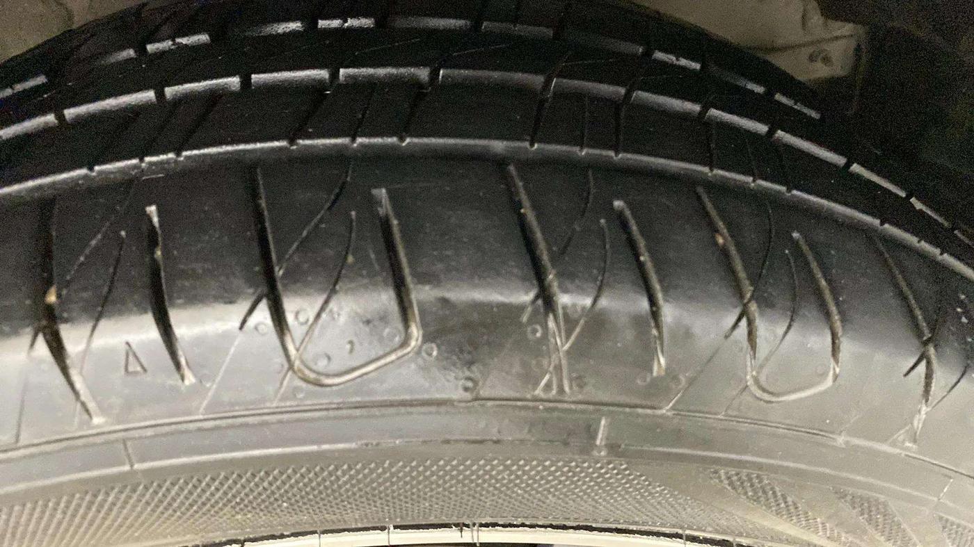 2021 Mahindra XUV300 W8 (O) 1.5 DIESEL AMT, Diesel, Automatic, 71,178 km, Right Front Tyre Tread