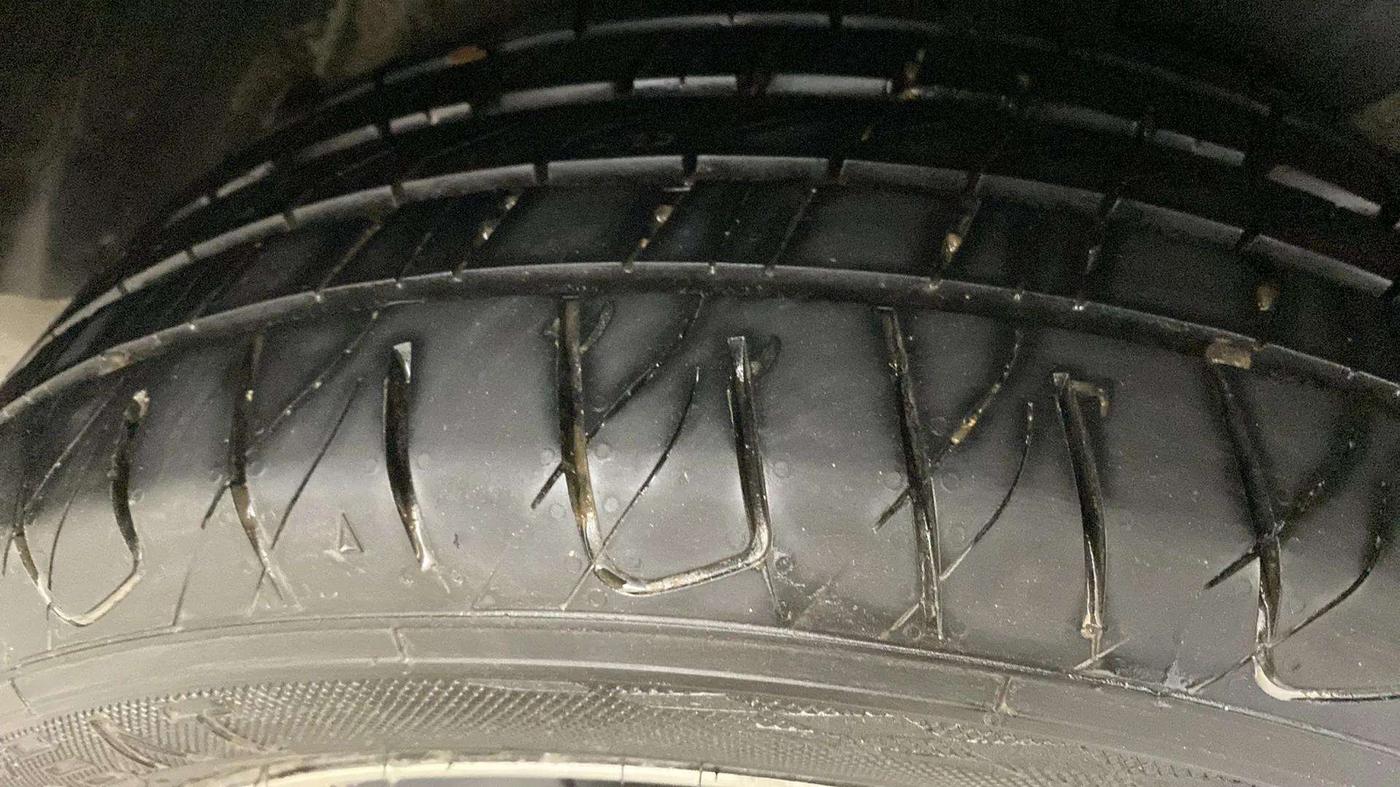 2021 Mahindra XUV300 W8 (O) 1.5 DIESEL AMT, Diesel, Automatic, 71,178 km, Left Rear Tyre Tread