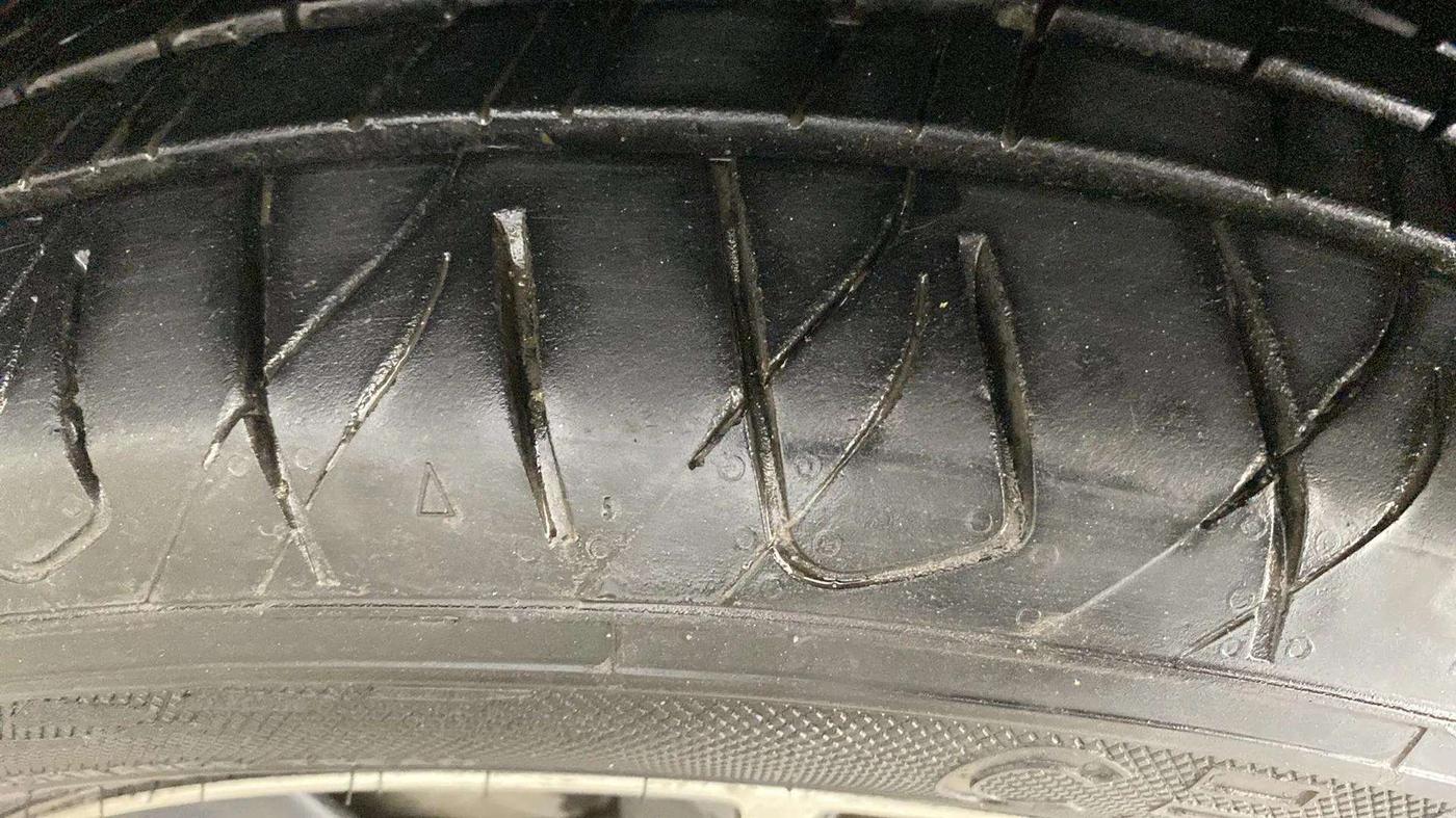 2021 Mahindra XUV300 W8 (O) 1.5 DIESEL AMT, Diesel, Automatic, 71,178 km, Right Rear Tyre Tread