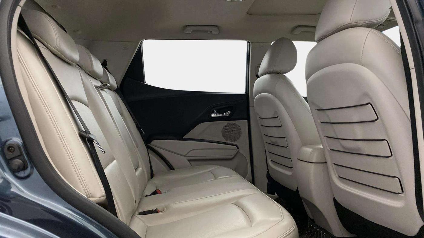 2021 Mahindra XUV300 W8 (O) 1.5 DIESEL AMT, Diesel, Automatic, 71,178 km, Right Side Rear Door Cabin
