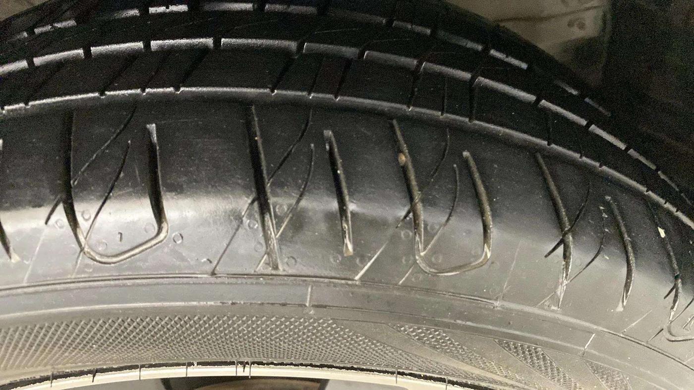 2021 Mahindra XUV300 W8 (O) 1.5 DIESEL AMT, Diesel, Automatic, 71,178 km, Left Front Tyre Tread