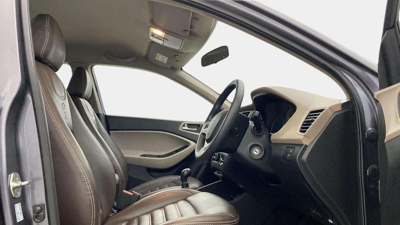 2020 Hyundai Elite i20 SPORTZ PLUS 1.2, Petrol, Manual, 28,626 km, Right Side Front Door Cabin