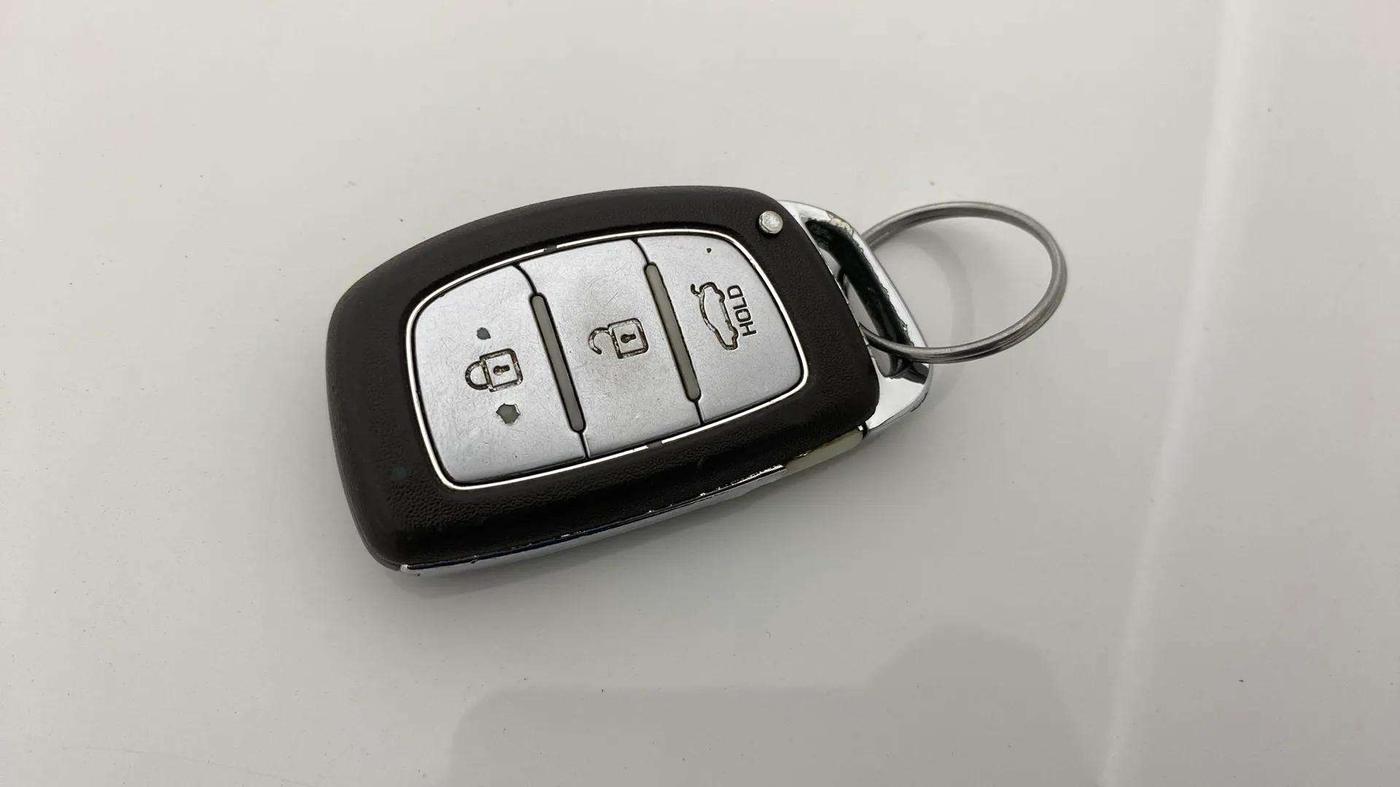 2014 Hyundai Xcent SX 1.2, Petrol, Manual, 83,140 km, Key Close Up