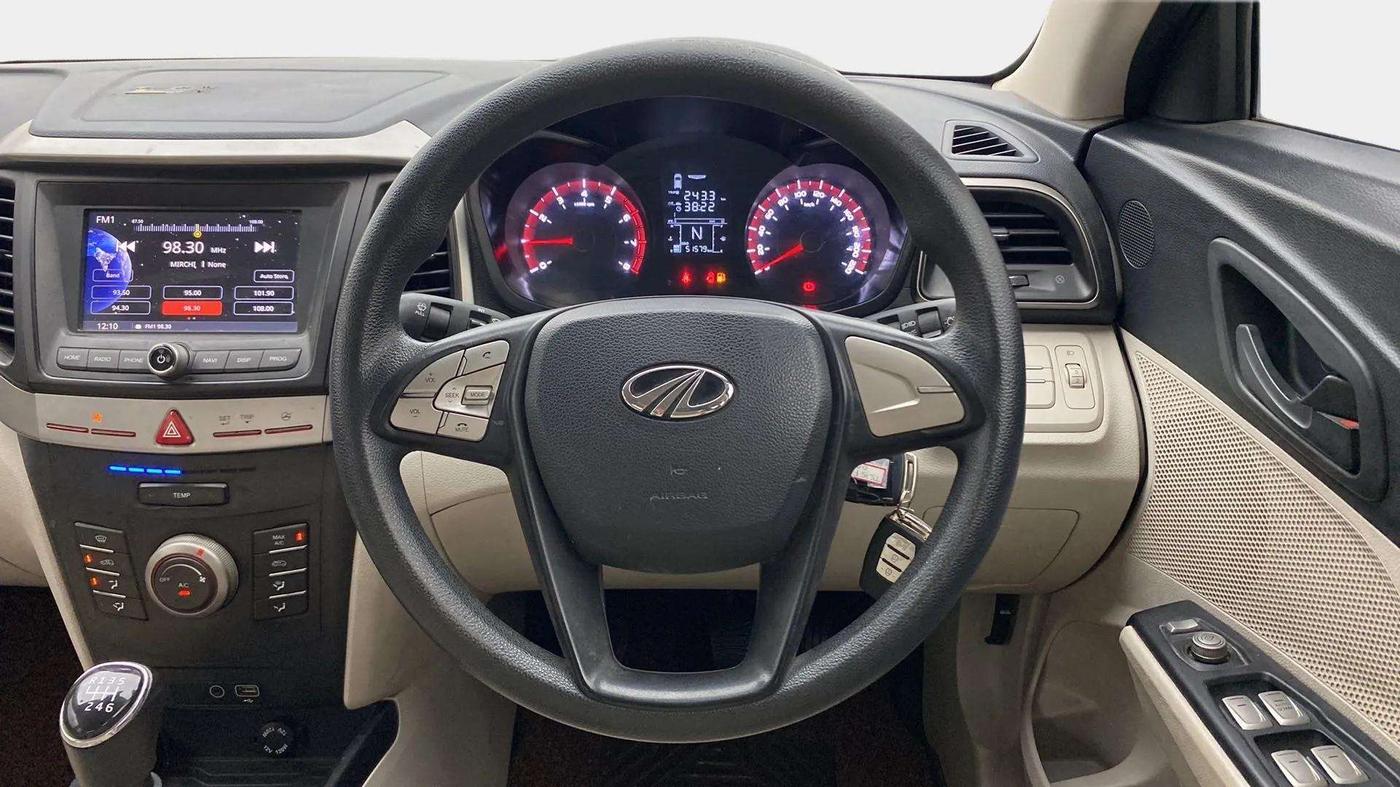 2020 Mahindra XUV300 W6 1.2 PETROL, Petrol, Manual, 51,571 km, Steering Wheel Close Up