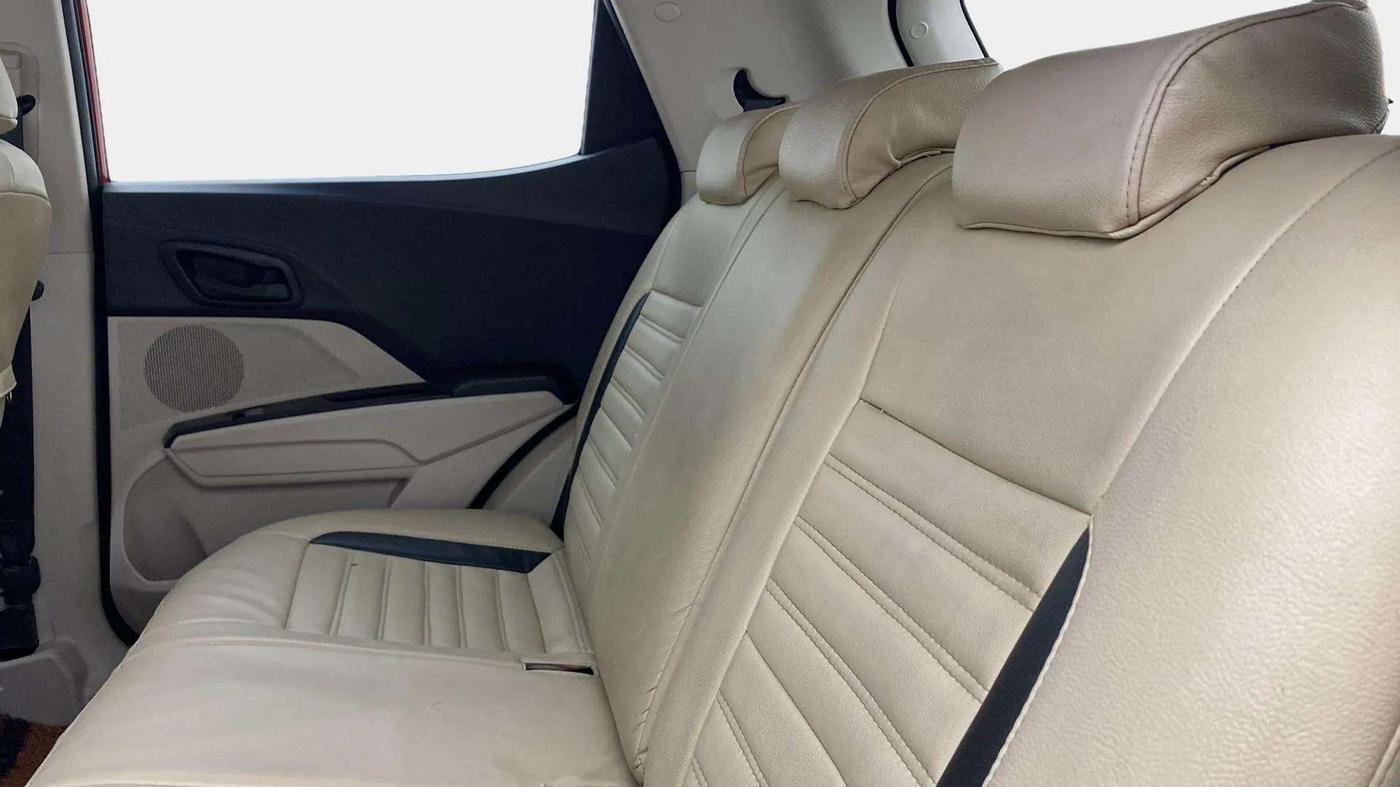 2020 Mahindra XUV300 W6 1.2 PETROL, Petrol, Manual, 51,571 km, Right Side Rear Door Cabin