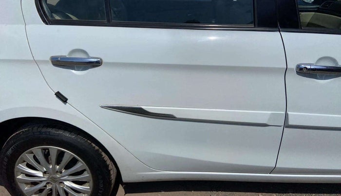 2015 Maruti Ciaz ZXI, Petrol, Manual, 40,132 km, Right rear door - Minor scratches