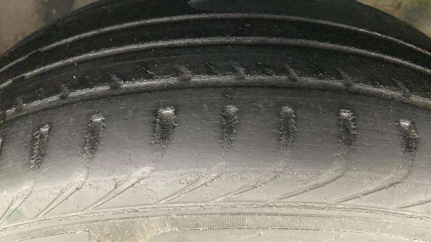 2013 Volkswagen Vento HIGHLINE 1.6 MPI, Petrol, Manual, 45,077 km, Left Rear Tyre Tread