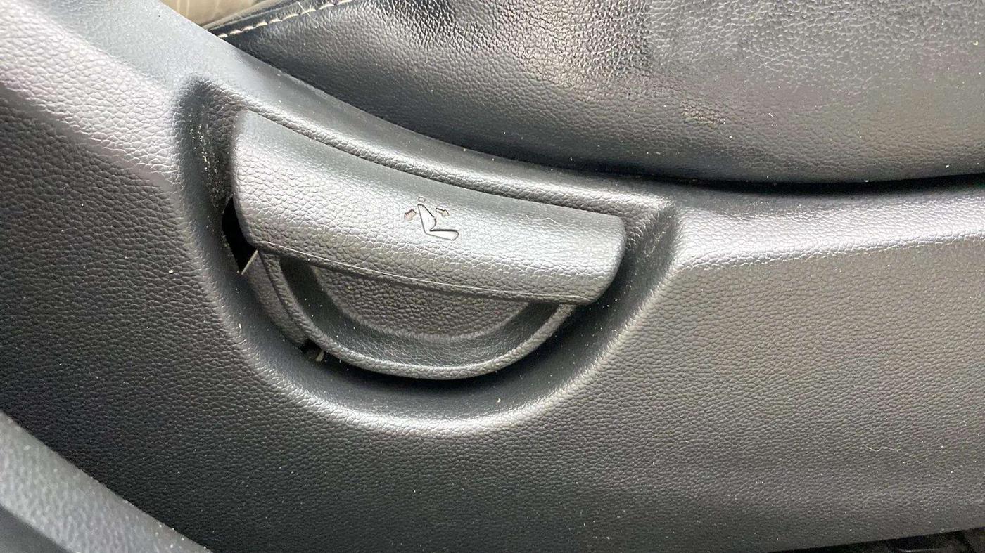 2017 Hyundai Grand i10 SPORTZ (O) 1.2 KAPPA VTVT, Petrol, Manual, 96,178 km, Driver Side Adjustment Panel