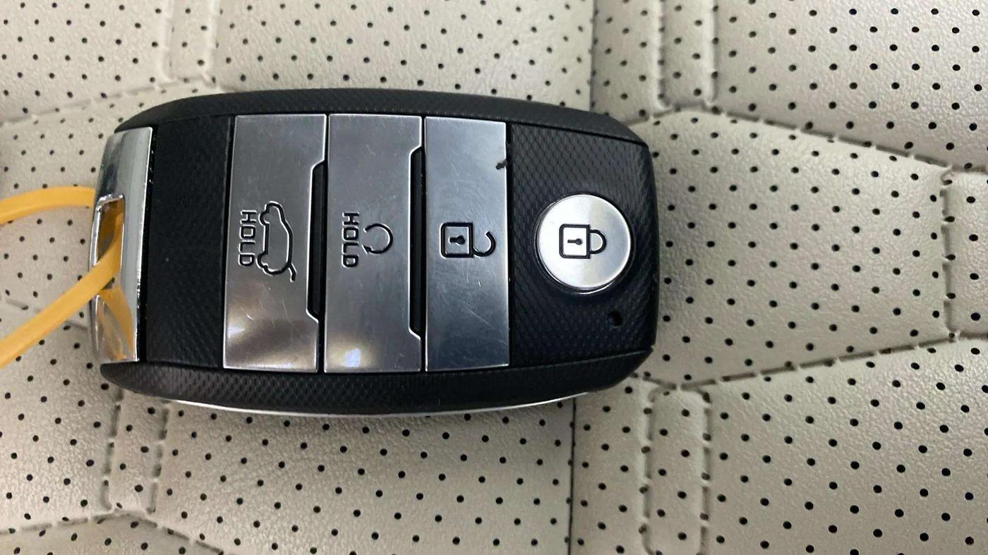 2022 KIA SELTOS HTX 1.5 PETROL, Petrol, Manual, 30,942 km, Key Close Up