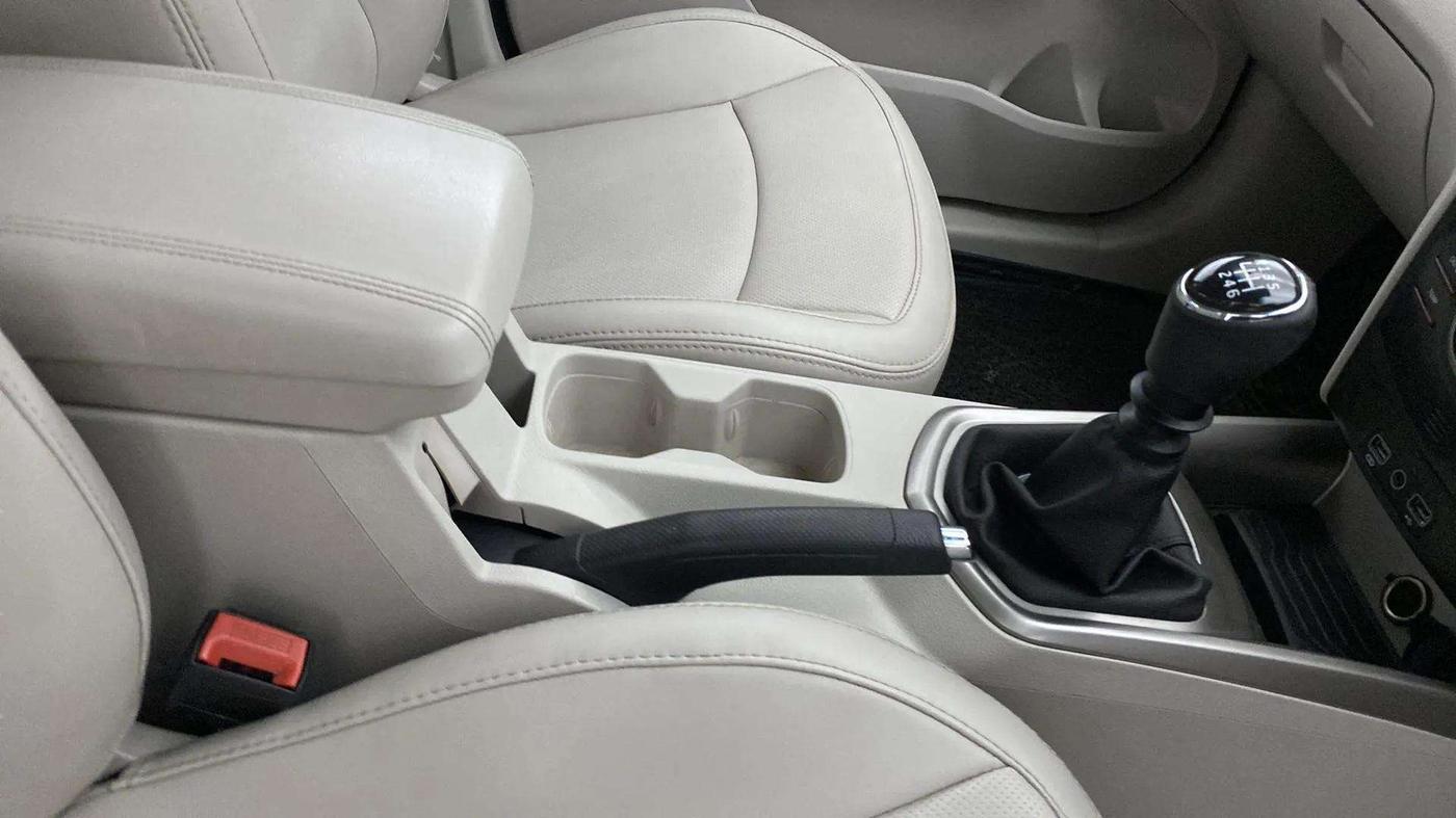 2020 Mahindra XUV300 W8 (O) 1.2 PETROL, Petrol, Manual, 38,599 km, Gear Lever
