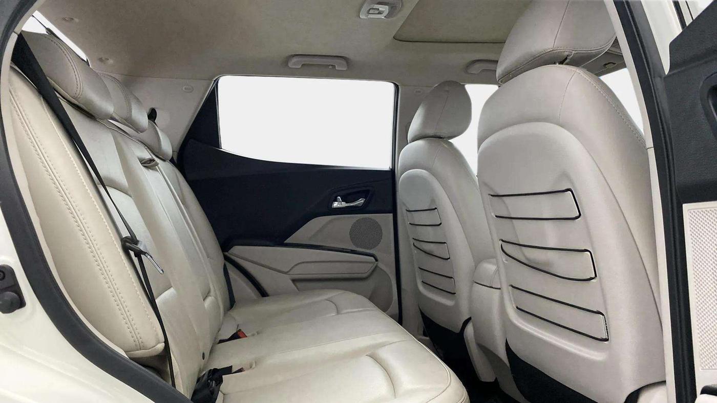 2020 Mahindra XUV300 W8 (O) 1.2 PETROL, Petrol, Manual, 38,599 km, Right Side Rear Door Cabin