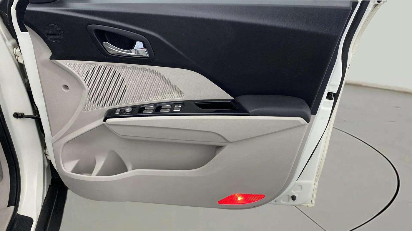 2020 Mahindra XUV300 W8 (O) 1.2 PETROL, Petrol, Manual, 38,599 km, Driver Side Door Panels Control