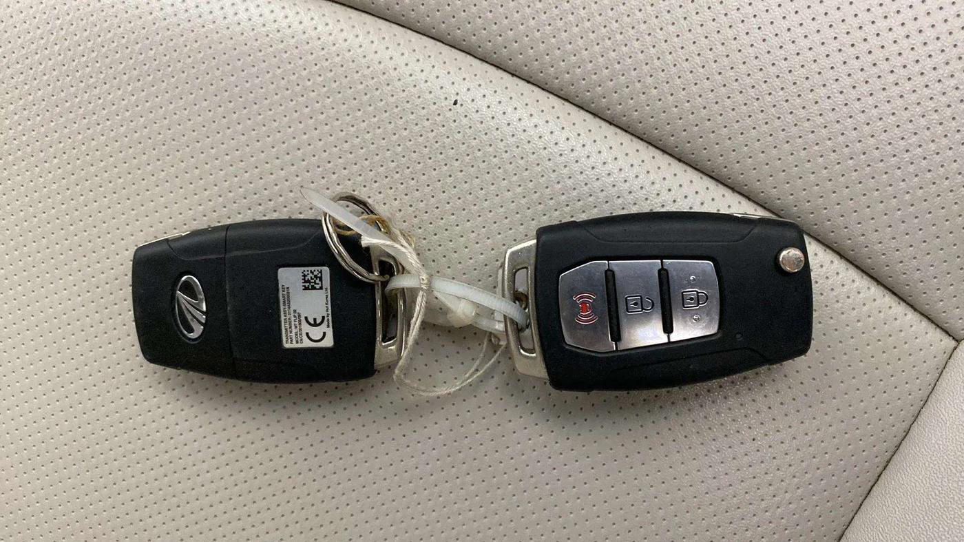 2020 Mahindra XUV300 W8 (O) 1.2 PETROL, Petrol, Manual, 38,599 km, Key Close Up
