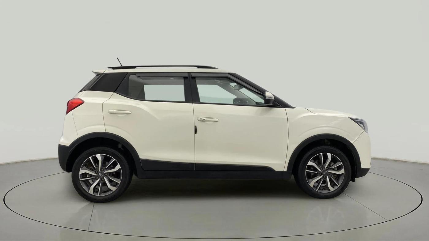 2020 Mahindra XUV300 W8 (O) 1.2 PETROL, Petrol, Manual, 38,599 km, Right Side View