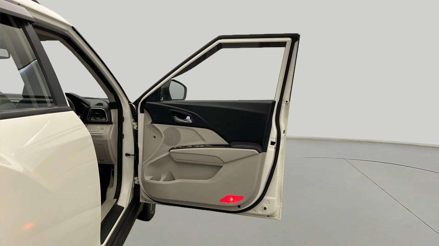 2020 Mahindra XUV300 W8 (O) 1.2 PETROL, Petrol, Manual, 38,599 km, RHS Front Door