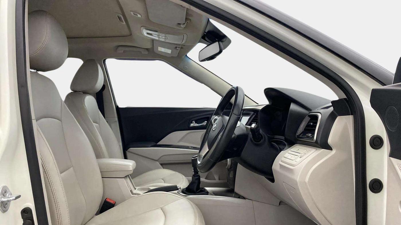 2020 Mahindra XUV300 W8 (O) 1.2 PETROL, Petrol, Manual, 38,599 km, Right Side Front Door Cabin