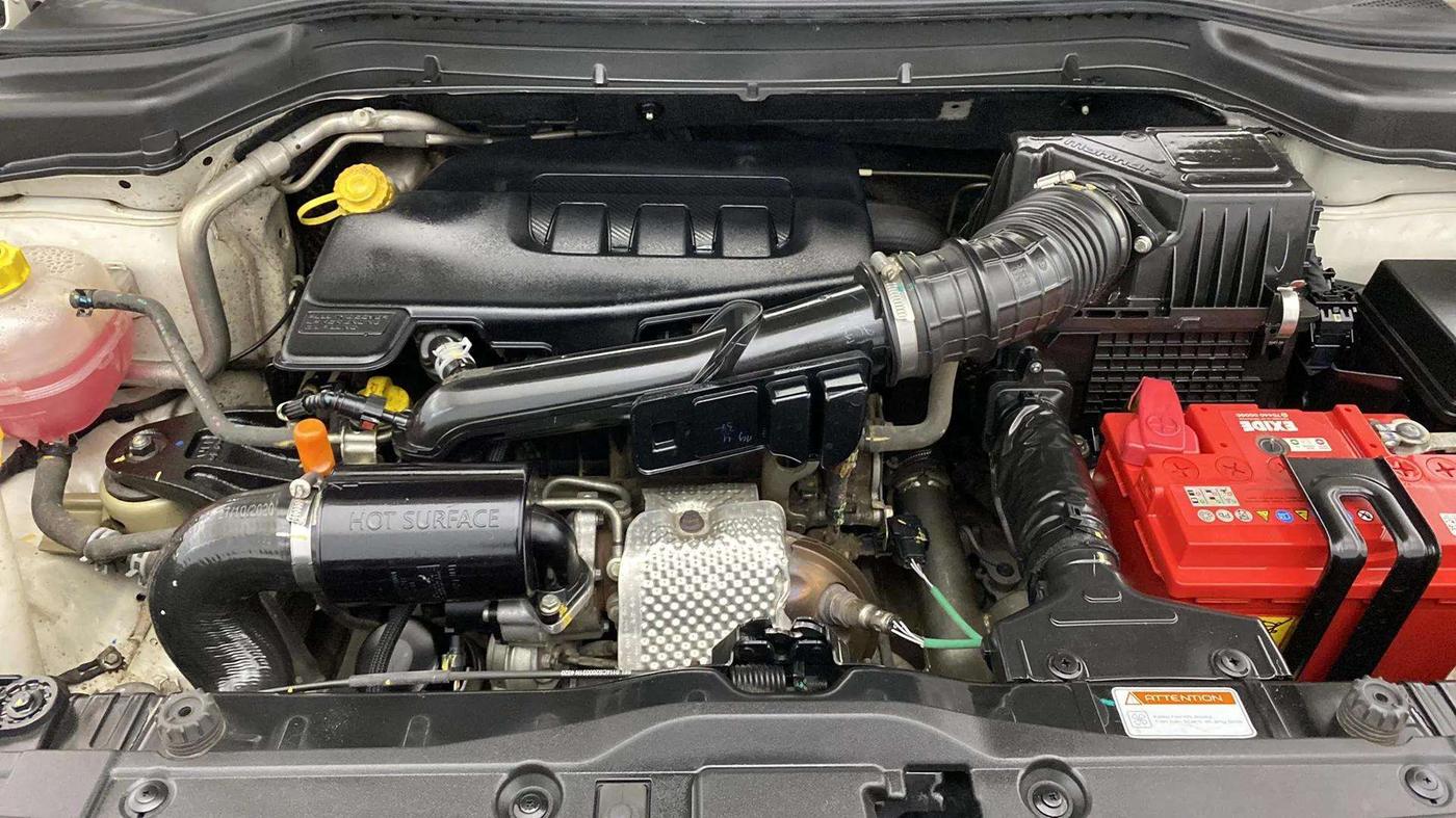2020 Mahindra XUV300 W8 (O) 1.2 PETROL, Petrol, Manual, 38,599 km, Engine View
