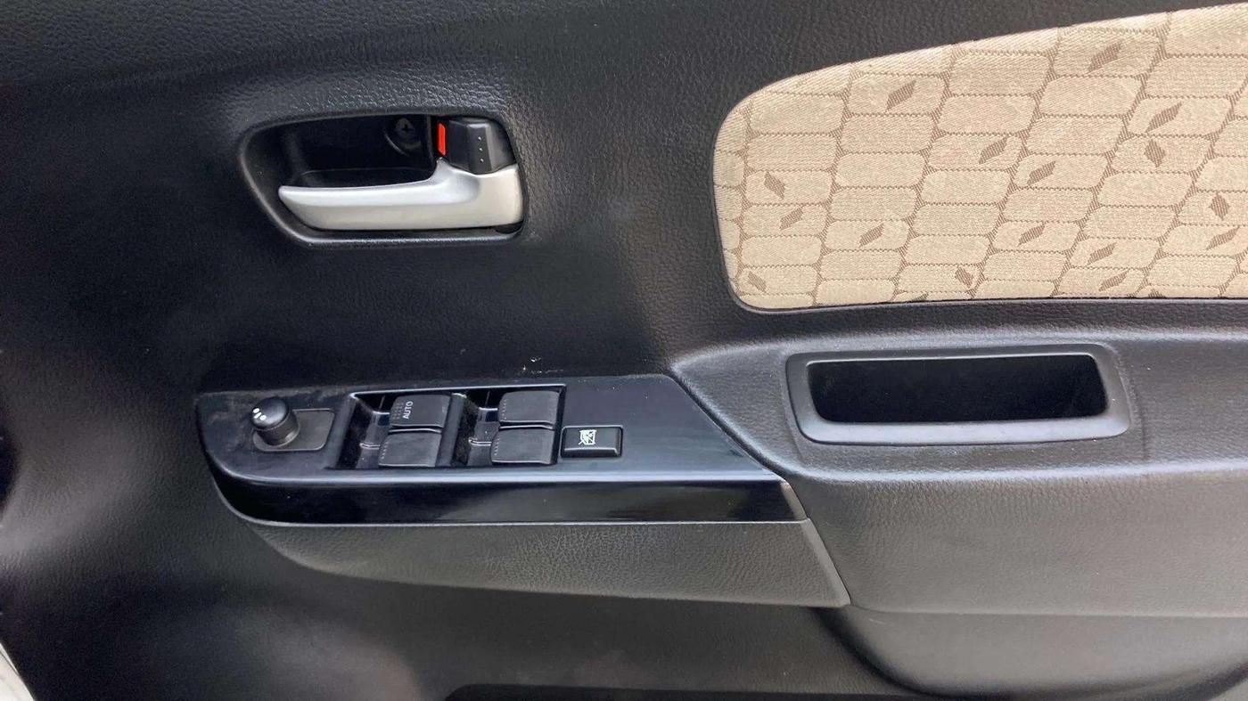 2017 Maruti Wagon R 1.0 VXI+ AMT, Petrol, Automatic, 29,612 km, Driver Side Door Panels Control