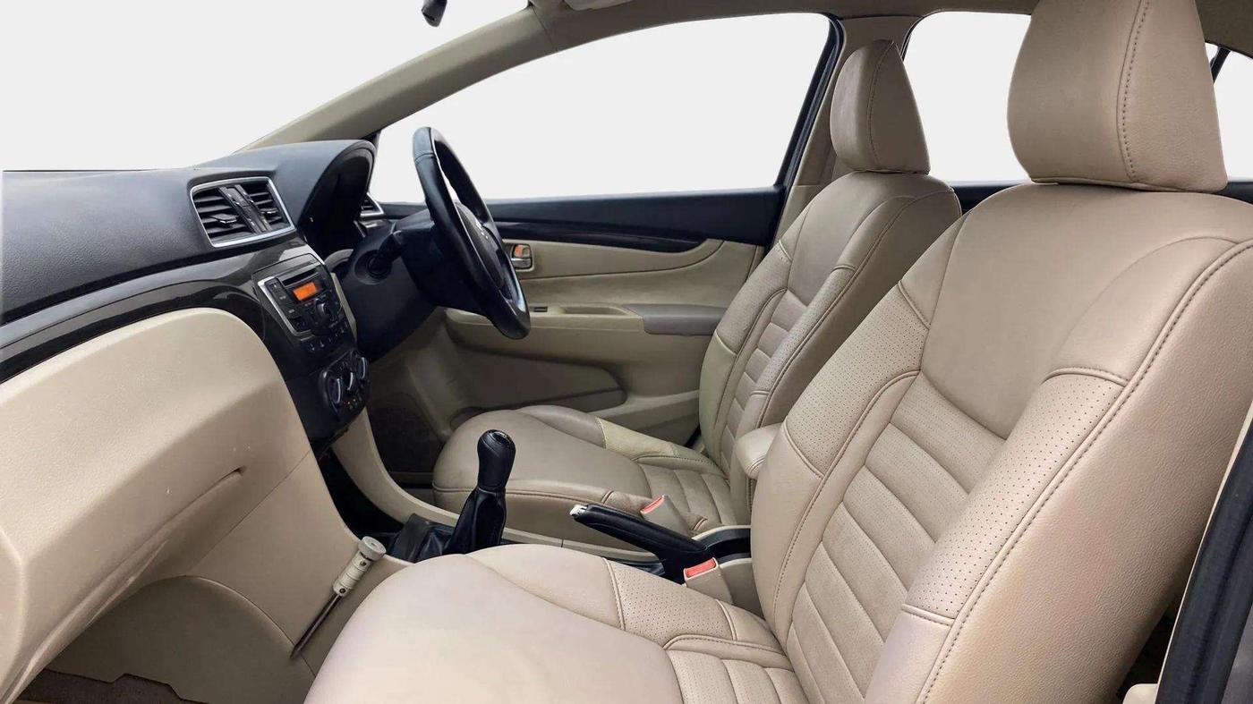 2015 Maruti Ciaz VDI, Diesel, Manual, 74,731 km, Right Side Front Door Cabin