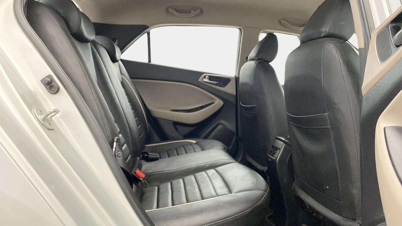 2016 Hyundai Elite i20 ASTA 1.2 (O), Petrol, Manual, 37,859 km, Right Side Rear Door Cabin