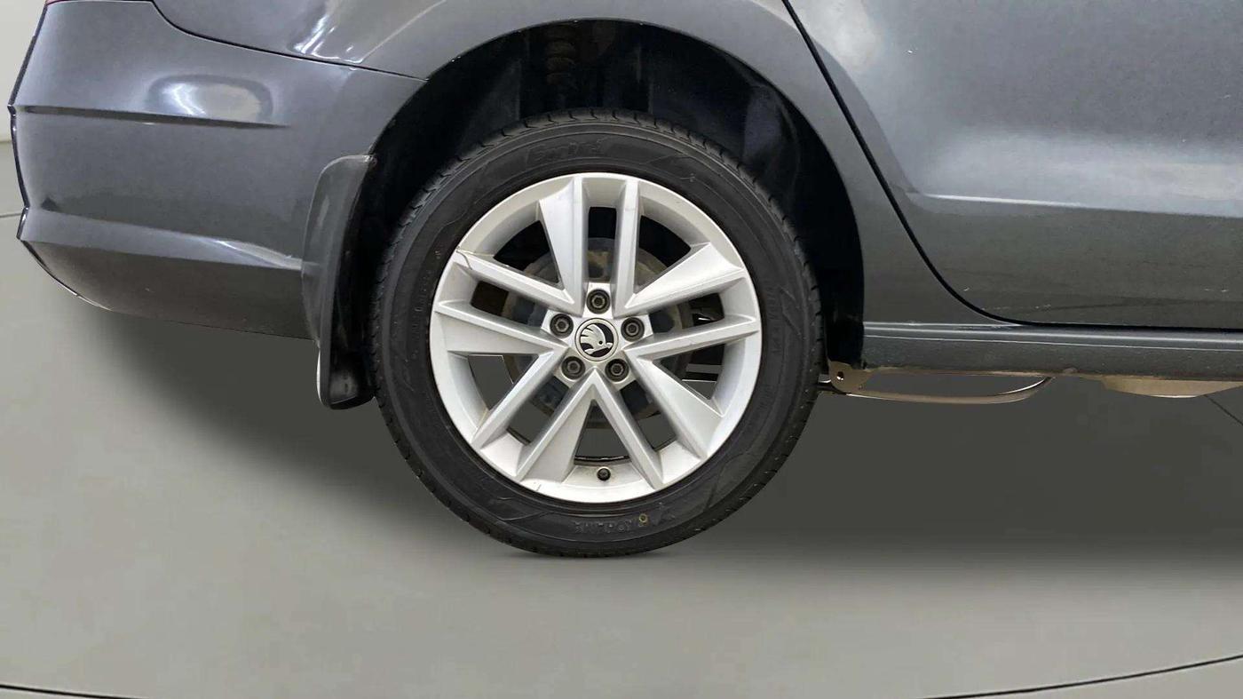 2017 Skoda Rapid STYLE 1.6 MPI, Petrol, Manual, 37,214 km, Right Rear Wheel