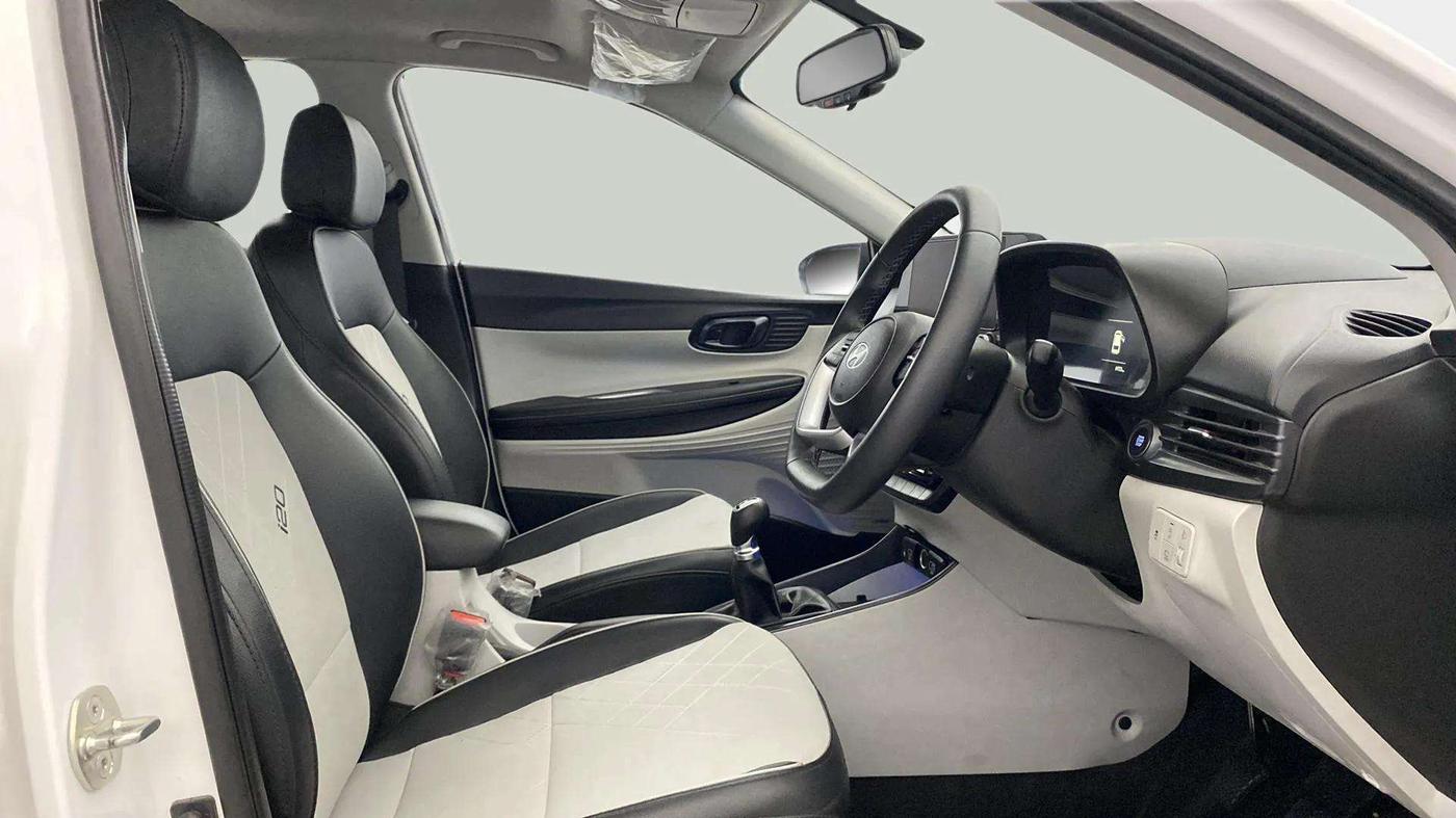 2024 Hyundai NEW I20 ASTA (O) 1.2 MT, Petrol, Manual, 7,736 km, Right Side Front Door Cabin
