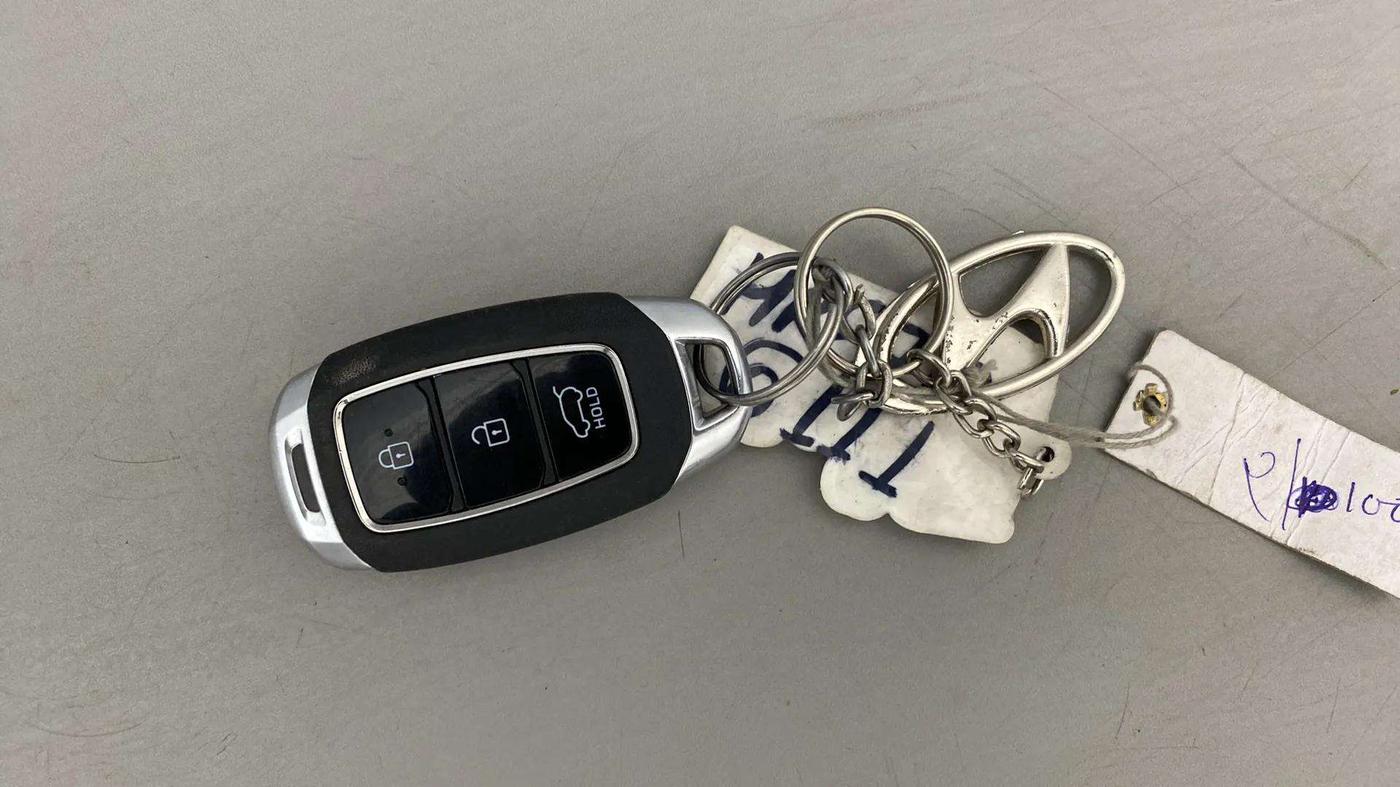 2024 Hyundai NEW I20 ASTA (O) 1.2 MT, Petrol, Manual, 7,736 km, Key Close Up