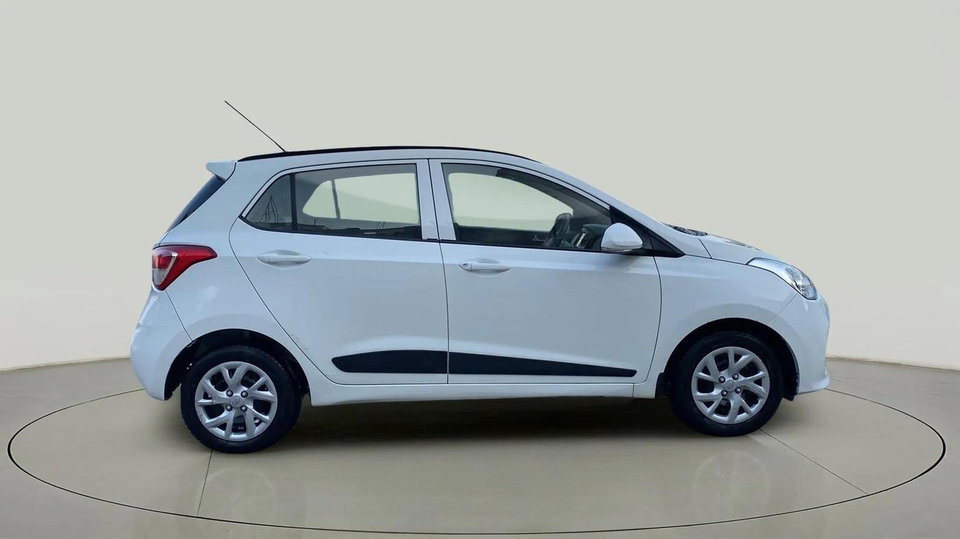2018 Hyundai Grand i10 SPORTZ 1.2 KAPPA VTVT, Petrol, Manual, 8,448 km, Right Side View